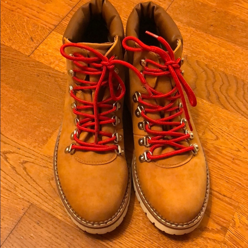 Brand new Steven Madden brown boot